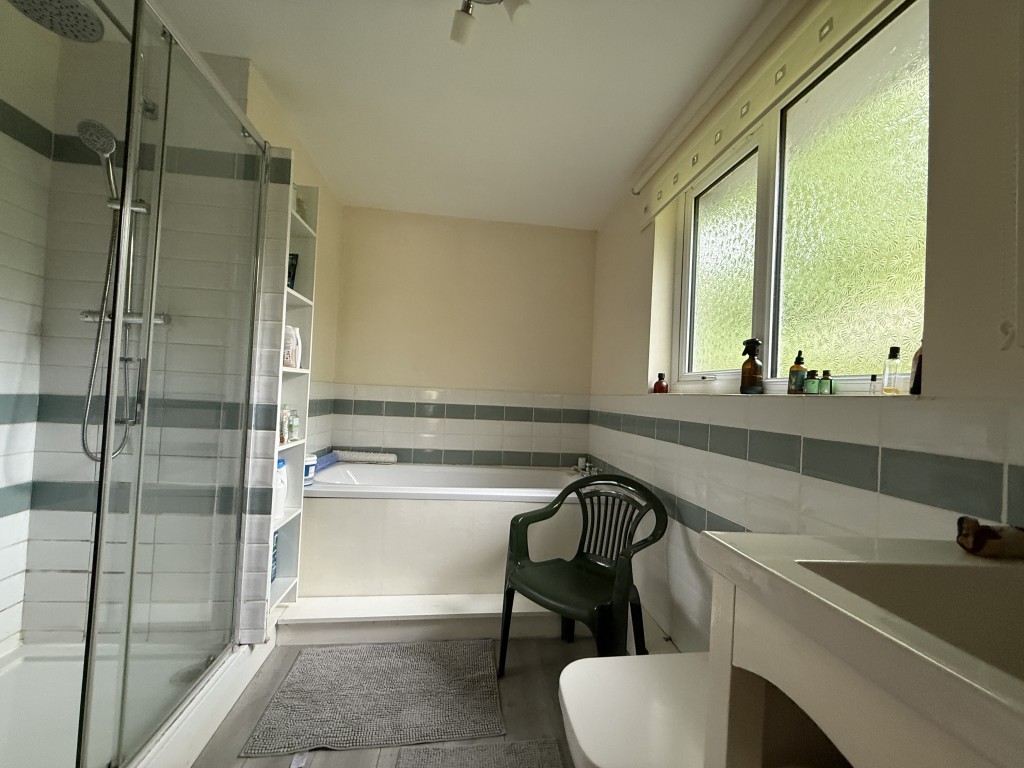 Lot: 205 - FOUR-BEDROOM HOUSE - Bathroom with Shower